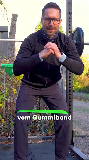 Tipp für bessere Kniebeugen: Gummiband um die Oberschenkel. 👉 Knie aktiv nach außen drücken 👉mehr Aktivität in Hüfte & Gesäßmuskulatur Probier das mal im nächsten Training aus & spür den Unterschied. 🔥 #gipfelkurs #kniebeuge #krafttraining