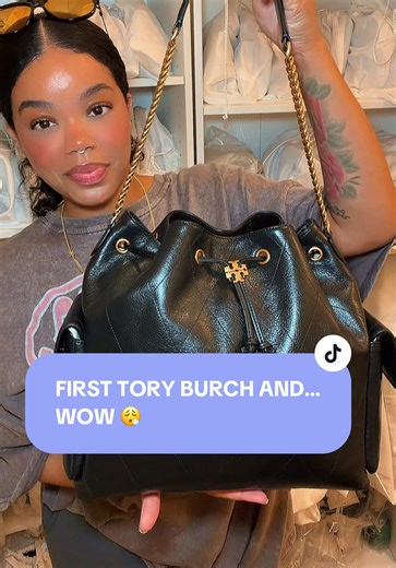 my first Tory Burch bag and yeah… I get it now 😭 large charlie drawstring in black leather soft, slouchy, but still structured enough to hold its shape the leather?? chef’s kiss and she holds A LOT without looking bulky I was not expecting to be this impressed… but here we are 💀 this might’ve just started something be honest… is Tory Burch underrated or am I late?? 👀 #toryburch #drawstringbag #bagtok #handbaglover #newbag @TORY BURCH