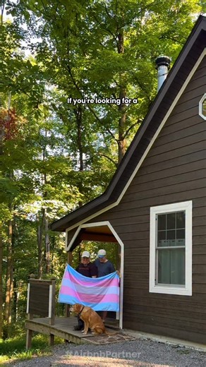 Welcome to your next Southern Illinois gay getaway 🏳️‍🌈🏳️‍⚧️🐕✨ #airbnbpartner @airbnb This cozy @Airbnb cabin in Makanda sits on a 52-acre farm near Shawnee National Forest, just five hours south of Chicago. Tucked right outside town, Makanda is often called the “hippiest town in Illinois” and is the perfect queer-friendly weekend getaway for hiking, exploring nature, and fully unplugging. The cabin has no WiFi, a full kitchen, and a fire pit for late-night s’mores, plus total seclusion that