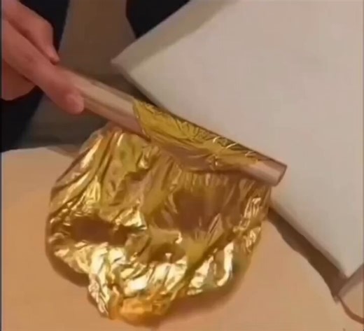 The delicate process of applying gold leaf onto canvas, where each ultra-thin sheet reacts even to the artist's breath... ✨