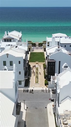 Juliana & Trey | USA Travel Adventures on Instagram: "I can’t believe this looks like the Mediterranean — but it’s Florida. Follow @americantravelarchives for more hidden gems and bucket list adventures across the U.S. With its whitewashed architecture, quiet courtyards, and turquoise Gulf waters, Alys Beach feels more like the coast of Greece than the U.S. Every detail is intentional — from the palm-lined streets to the secluded, private beaches. Here’s what makes it special: 🏛️ Mediterranean-
