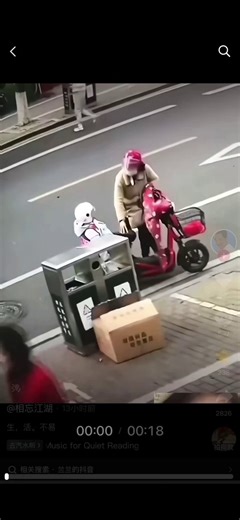 Two Chinese women are fighting over an empty cardboard box.Only one of them looks like a poor garbage picker. 😳