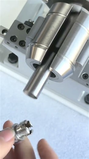 Piston V-ring assembly mechanism sharing #