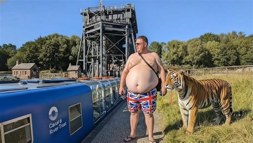 Man excited to go up the Anderton boat lift. #andertonboatlift #canal #narrowboat #boating #british | Canal Boats