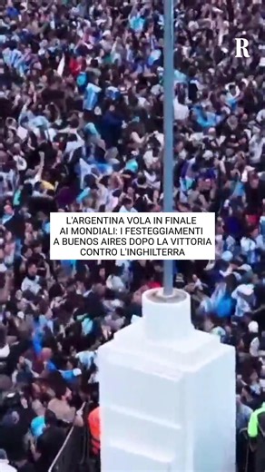 Il raduno principale dei tifosi argentini si è svolto presso l'iconico Obelisco di Buenos Aires, dove i supporter si ritrovano dopo ogni grande vittoria, ma i festeggiamenti si sono estesi praticamente a ogni angolo della città. I tifosi hanno bloccato le strade con celebrazioni improvvisate, mentre automobilisti e autisti di autobus hanno suonato i clacson o esultato dai finestrini. Video Reuters