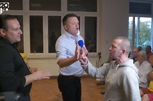 Hołownia przemawiał na wiecu wyborczym, gdy nagle... "Kłócicie się, a później chlejecie!" - CrowdMedia