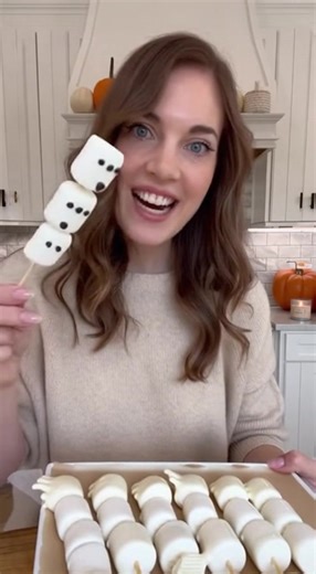 Discover how to make the easiest Halloween ghost marshmallow pops in...