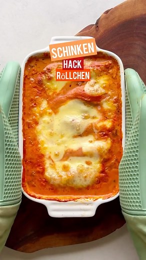 Merle Diercks on Instagram: "Schinken-Hack Röllchen 2-3 Portionen Zutaten: 100g grosser Kochschinken eine Kugel Mozzarella Für das Hackfleisch: 400g Hackfleisch frische Petersilie 1 Zwiebel 1 Ei 1 TL Senf Salz&Pfeffer 100g Paniermehl Für die Soße: 250 ml passierte Tomaten 100 ml Kochsahne oder Sahne Gewürze Soße: Knoblauch, Zwiebelpulver, Salz, Pfeffer, Oregano, Rosmarin, Basilikum Und so geht’s: 1.Das Hackfleisch mit den Zutaten für das Hackfleisch vermengen. 2.Masse in die Anzahl der Kochschin