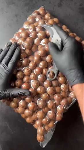 日本利用压电瓷砖将脚步转化为电能。这些瓷砖捕捉来自你脚步的动能。当你行走时，你的重量和动作会对瓷砖产生压力。瓷砖会轻微弯曲，从而产生机械应力。瓷砖内部的压电材料将这种应力转化为电能。每一步都会产生少量电荷，而数百万步结合在一起就能产生足够的电力来驱动 LED 灯、数字显示屏和传感器。在像涩谷车站这样繁忙的地方，每天大约有 240 万个脚步为这一系统作出贡献。这些电能可以被储存或立即使用，从而减少对传统电力来源的依赖，并支持可持续的城市基础设施。这种方法将日常运动转化为实用的可再生能源 #日本 #知识 #事实 #你知道吗 #推荐 #科技 #创新 #历史 #技术 #实验 #热门 日本利用压电瓷砖将脚步转化为电能。这些瓷砖捕捉来自你脚步的动能。当你行走时，你的重量和动作会对瓷砖产生压力。瓷砖会轻微弯曲，从而产生机械应力。瓷砖内部的压电材料将这种应力转化为电能。每一步都会产生少量电荷，而数百万步结合在一起就能产生足够的电力来驱动 LED 灯、数字显示屏和传感器。在像涩谷车站这样繁忙的地方，每天大约有 240 万个脚步为这一系统作出贡献。这些电能可以被储存或立即使用，从而减少对传统电力来源的依赖