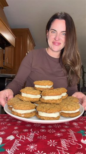 Sarah marie on Instagram: "Oatmeal cream pie cookies! Welcome to episode 21 of my Christmas cookie series! Ingredients: 1 cup unsalted butter browned ⅔ cup granulated sugar ⅔ cup packed dark brown sugar 2 tsp molasses 2 large eggs 2 tsp vanilla extract 2 cups all-purpose flour 2 cups old-fashioned oats 2 tsp salt 1 tsp baking soda 2 tsp ground cinnamon ¼ tsp ground cloves ¼ tsp ground ginger ¼ tsp ground nutmeg Filling: 1 cup unsalted butter (2 sticks) softened 3 cups powdered sugar 1 tsp vanill