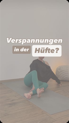 Nadine I Yoga & Bewegung on Instagram: "Verspannungen in der Hüfte? Rückenschmerzen? 😣 Verspannte Hüften entstehen oft durch langes Sitzen oder einseitige Bewegungen im Alltag. 👉 Das führt zu muskulären Dysbalancen und schränkt deine Beweglichkeit ein. 👉 Wenn die Hüften an Mobilität verlieren, muss der untere Rücken ausgleichen – was mit der Zeit zu Verspannungen, Beschwerden oder sogar Schmerzen führen kann. ❗️Mobility Training hilft, genau das aufzulösen: 👉 Es macht die Muskeln wieder gesc