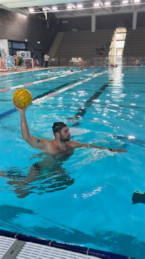 Tuesday morning alone in the pool, but with a ball 🤽‍♂️. Fare tecnica individuale è fondamentale per migliorare poi il gioco di squadra. Ogni singolo miglioramento tecnico dell’atleta si traduce poi in maggior efficacia del collettivo. Una buona tecnica individuale può farti effettuare azioni più complesse e precise… Quindi il tuo prossimo obiettivo sarà di avere un’ OTTIMA tecnica individuale💪🔥 | Niccolò Gitto