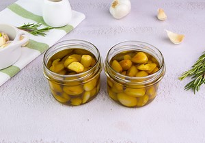 Garlic Confit: a tasty and versatile preserve