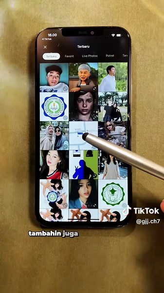🇮🇩 Tutorial template foto AI gratis 💖📍✨ Tutorial edit foto trend LDR jarak maps terbaru yang lagi viral di TikTok! 💕🔥 Di video ini kamu akan belajar cara buat trend LDR lokasi jarak maps, cara edit peta LDR, dan tutorial maps jarak LDR pakai HP dengan mudah 📱✨. Tren ini lagi banyak dipakai untuk membuat visual pasangan, teman, atau “virtual relationship” yang menunjukkan jarak dua lokasi berbeda di dalam satu map aesthetic 💌🌍. Tutorial ini cocok banget buat kamu yang cari: cara buat tre