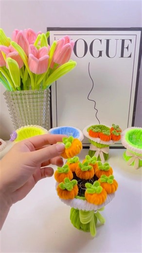 DIY pipe cleaner mini pumpkin bouquet #handmadegifts #gift #craft #diyproject #diycrafts #diy #cute