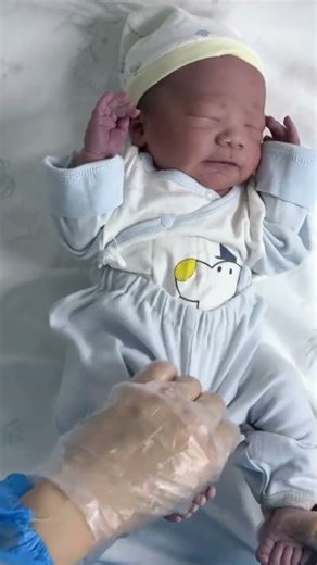 The nurse dressed the newborn and he cooperated very well