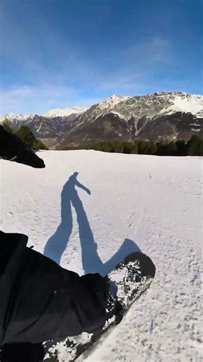 Trying to catch the edge #snowboard #snowboarding #snowboardingtime #mountain #winter #insta360