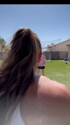 How to defend a fast player! If you can’t keep up with them, it’s extra important to be smart with how you defend! Don’t stab, use your body, and cut off their angle versus chasing! Also shout out to my kid’s babysitter for always being willing to hop in videos! Impressed with her dribbling skills especially because she doesn’t play soccer! 😁 #football #ronaldo #messi #realmadrid #argentina #manchesterunited #athlete #championsleague #barcelona #fifa #goat #neymar #chelsea #blowthisup #video #f