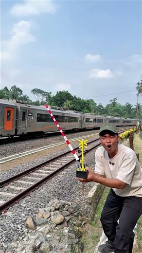 Mainin Mainan Palang Pintu Panjang Di Depan Kereta Api Langsung #palangpintukeretaapi