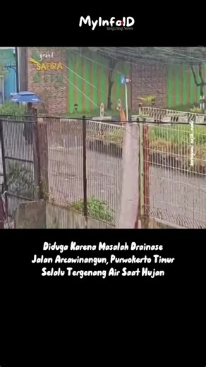 🚨 Jalan Arcawinangun Kembali Tergenang, Diduga Akibat Drainase Buruk Purwokerto, MyInfo - Hujan yang mengguyur wilayah Purwokerto Timur kembali menyebabkan genangan parah di Jalan Arcawinangun. Kondisi ini diduga dipicu oleh sistem drainase yang tidak mampu menampung debit air saat curah hujan tinggi. Berdasarkan pantauan hari ini (14/04), genangan air bahkan mencapai ketinggian hampir setara kaca mobil. Situasi tersebut membuat arus lalu lintas terganggu dan membahayakan pengendara yang melint