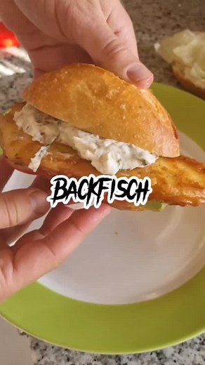 Knuspriger Backfisch & klassische Remoulade – schnell, einfach & perfekt für zuhause! Backfisch: Fischfilet würzen. Aus Mehl, Backpulver, Ei & kaltem Bier/Sprudel einen Teig rühren. Fisch durch den Teig ziehen und in heißem Öl goldbraun frittieren. Remoulade: Mayo, Schmand, Senf, fein gehackte Gewürzgurken, Schalotte, Kapern, Sardelle & frische Kräuter mischen. Mit Zitronensaft, Salz & Pfeffer abschmecken. Ergebnis: Außen knusprig, innen saftig – dazu eine würzige, cremige Remoulade wie vom Imbi