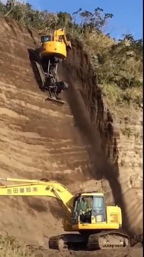Spider Excavator on a Cliff | Agricultral Harvers