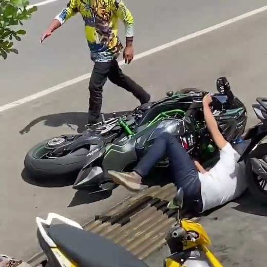 Kawasaki Ninja h2 crash 😭😬