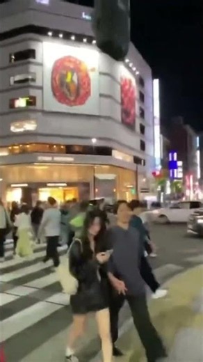 「新宿3丁目、新宿通りの折り返しでルイヴィトンを見る♪」『ユル～い新宿の夜の散歩」(=^・^=)⑧』新宿ナイト・ウォーキング（３）（東口新宿通り）～有名ブランド店や洋食の名店 "アカシア” も紹介♪～