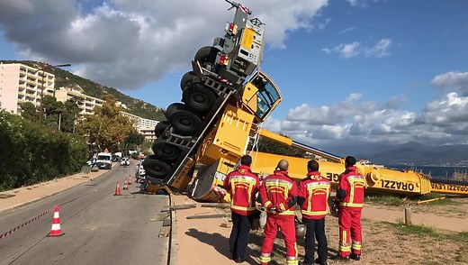 Accident de chantier sur la route des Sanguinaires à Ajaccio. Un appareil de levage s'est renversé. Le conducteur de l'engin est blessé, il a été transporté à l'hôpital d'Ajaccio en urgence. Pour l'heure, l'origine de l'accident est encore inconnue | France 3 Corse ViaStella