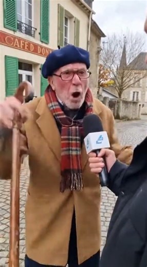 💥A retiree clashes with Macron in the middle of the street 😳🇫🇷 He says it all!