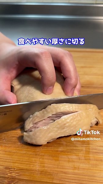 【鶏出汁ネギ醤油ラーメン】作りました！ 少しあっさり目に作りました！ もう少しコクを出したり、かつおだしなどのほかの出汁を加えても良かったかもしれません！ 美味しいです！でもまだ完成形じゃないですね。 あと一つ何か要素を足したいです 次も頑張ります！ 【レシピ】 鶏もも肉 水 700ml 薄口醤油 30ml 昆布 10g 【ラーメンスープ】 出汁 600ml(上記の鶏出汁全部) ザラメ糖 小さじ２ 濃口醤油 30ml(大さじ２) みりん 30ml(大さじ２) 長ネギ ニンニク #料理 #ラーメン #出汁 #和食 #みたもっちゃんねる #鶏肉