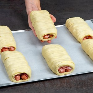 138K views · 536 reactions | Le fameux snack aux saucisses en pâte feuilletée, qui rend le monde fou ! Ingredientes: pâte feuilletée: 900 g saucisses: 12 pc fromage à pâte pressée: 100 g lard fumé: 300 g oeufs: 1 pc La sauce: mayonnaise: 100 g moutarde: 20 g miel: 20 g paprika doux: 5 g | Savoureux.tv | Facebook