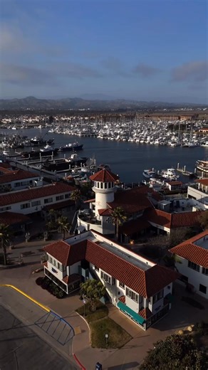 Sand, sea and seafood waiting for you at Ventura Harbor ⛵️ ⁠Comment your favorite spot in the harbor below 🍽️ ⁠ 📷 instagram.com/blueoceanproductions | Ventura