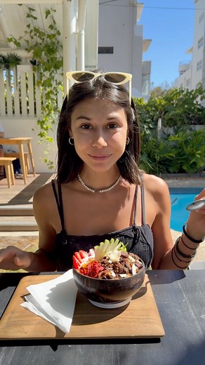 @nourishdcapetown Coffee: 11/10Food: 8/10Atmosphere: 9/10Service: 10/10Price: 9/10Drinks:Flat White: R36 Almond/oat milk: R6 Food:Apple crumble oaties: R75Magic mangito: R110 | Paige Ellis Green