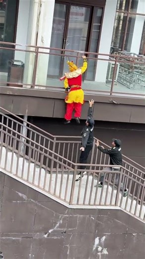 Escape From The Security Guard: Monkey King In Trouble