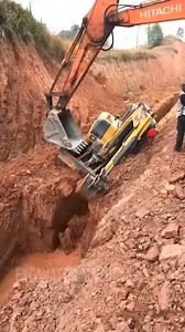 Rescue The Small Excavator Overturned In The Pit | Giant Machine