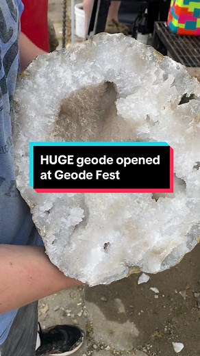 I have tons of footage from geodefest to edit, but in the meantime, look at this huge geode getting cracked 🤯 #geode #geodes #geodefest #geodefest2023 #geodecracking #rocks#rocktok #crystals #crystaltok