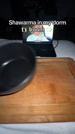 Making Chicken Shawarma in my dorm room! 🌯🍗 #foodtok #foodtiktok #shawarma #shawarmalovers #foodie #lazypotnoodle #dormlife #collegelife #chickenshawarma