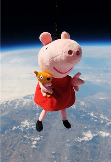 Peppa's Real Life Adventure Into Space! 🚀 Watch the moment Peppa blasted over 100,000 feet into the sky on her out-of-this-world mission ✨ Captured in 4K, and with Teddy in hand, Peppa soared just above Earth’s atmosphere before returning safely home to Peppa Pig Space Adventure at the NEC, proving to young explorers that no dream is too big to achieve. 💫 Thanks to NEC Birmingham for the amazing footage!