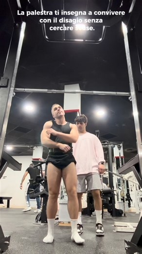 Matteo Blasi on Instagram: "C’è un momento preciso in palestra che allena la mente più dei muscoli. Non è quando inizi. È quando sai che mancano ancora 2 ripetizioni e il corpo ti chiede di fermarti. In quel momento il cervello prova a negoziare: “Basta così, è sufficiente, lo fai domani”. Se continui, non stai allenando il fisico. Stai allenando la capacità di non credere alla prima scusa che la tua mente ti propone. Col tempo questa cosa succede anche fuori: quando una conversazione è scomoda,