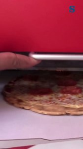 A Roma arriva il primo distributore automatico di pizza: impasta, condisce e cuore in tre minuti. Si chiama Mr.Go ed è aperto 24 ore su 24. Si può scegliere tra quattro gusti: margherita, salame piccante, pancetta e quattro formaggi. I condimenti sono tutti conservati sottovuoto e aperti solo al momento della richiesta. Una volta cotta viene posta nel suo cartone e consegnata al cliente con un braccio automatico. Servizio di Francesco Giovannetti | La Stampa