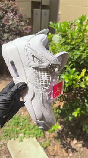 Güneşin Altında Parlıyor! Jordan 4 Metallic White ⚪️✨