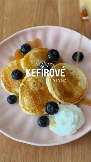 Míša | BLW metoda | minispajz on Instagram: "nadýchané, jednoduché a úplně boží, takové jsou lívance z kefíru! Už dlouho mě prosíte o recept na ně, tak jsem se konečně dokopala, dělám je takhle už roky 😍 125 g polohrubé mouky 250 ml kefíru (bez příchutě) 1 vejce Lžička jedlé sody Lžíce cukru (nebo medu, nebo můžete i bez) Špetka soli Opékám na kokosovém oleji a mam z toho cca 25 kousků. 🙏🏼✨ Zkuste a dejte mi vědět jestli chutnaly! 💞 . . . #dnesvarim #recepty #blw #jidloprodeti #prikrmy #vari