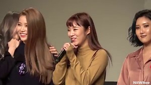 A Singer Used Sign Language To Communicate With A Deaf Fan And People Are Touched