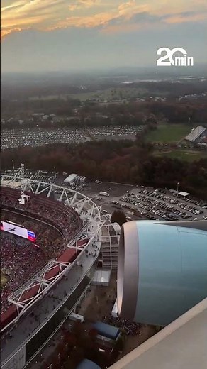 Quand Donald Trump survole un stade à bord de l'Air Force One