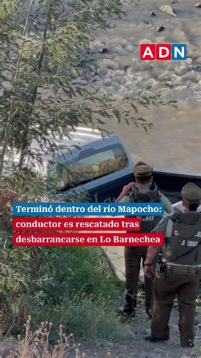 Un hombre de 45 años protagonizó un impactante accidente este miércoles tras caer con su camioneta pick up al lecho del río Mapocho, en la comuna de Lo Barnechea. El hecho ocurrió en Avenida Costanera Sur, a la altura de calle del Bicentenario en la población Las Ermitas, donde por causas que aún se investigan el vehículo se desbarrancó hacia la ribera. Equipos de Bomberos concurrieron al lugar y lograron rescatar al conductor, quien se encontraba consciente y fue trasladado a un centro asistenc