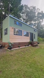 Who wouldn’t want this tiny home surrounded by a gorgeous green yard? 🌿🏡 Would you live here?😍 Drop your thoughts below!⬇️ #tinyhomes #smallhomes #tinyhomeliving #offgridliving #cabinliving #tinyhouselife #tinyhouse #smallspaceliving | Tiney Homes Life
