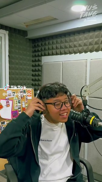 Pov penyiar pagi Mustang 88.0!!! Serukan jadi anak radio🤩👏🏻 @Pila @Athar Alikhwan #mustang88fm #soundsoftheyouth #bolehjuga