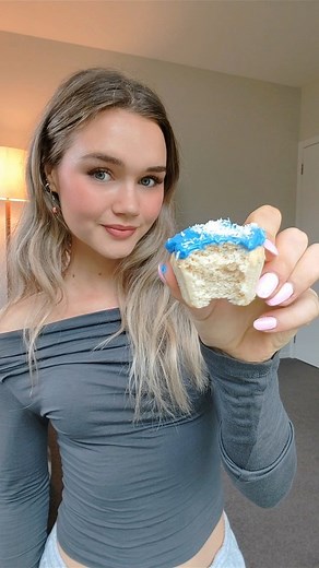 Jemma on Instagram: "Vanilla Cupcakes 🧁💙 high protein, low calorie, sugar free ✨ The blue spirulina is from @matakanasuperfoods Use the code JEMMA20 for 20% off Matakana Superfoods full range of products 💸🤌🏼 Vanilla Cupcakes: 1 egg 200g Greek yogurt 1 tsp vanilla extract 50g oat flour 30g vanilla whey protein 15g coconut flour 40g granulated sweetener 1 tsp baking powder 1/4 tsp salt Blue Frosting: 120g Greek yogurt 5g sf vanilla pudding mix 15g granulated sweetener 1/2 tsp blue spirulina @