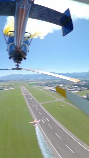 A esto es lo que llamamos control total de la aeronave 🚁 #RedBull #FlyingBulls 🤘